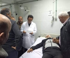«شوشة» يكرم موظف بمجلس مدينة العريش تعرض للاعتداء خلال حملة إزالات بحي المساعيد (صور)