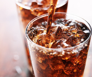 ماذا يحدث لجسمك عند تناول المشروبات الباردة الغنية بالسكر يوميًا؟