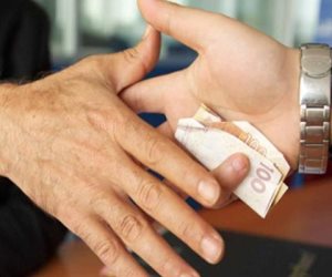 «بيدفعلك علشان تعدي».. مدينة أوروبية تمنح العائلات المهاجرة إليها 10 آلاف يورو