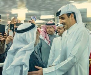 يستغل الموتى.. رحلة «تميم» إلى الكويت لجمع توقيعات تي شيرت «العنابي» (فيديو)