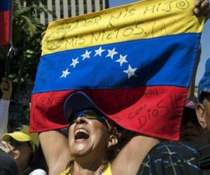 في فنزويلا.. الأزمة السياسية تتفاقم والشعب يموت جوعا