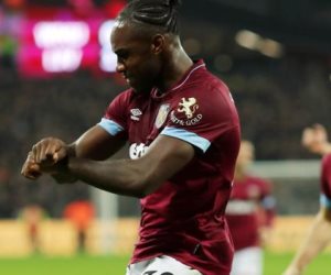 نقطة سوداء في ملاعب أوروبا.. مهاجم وست هام يطالب بخصم نقاط من فريقه دفاعا عن صلاح