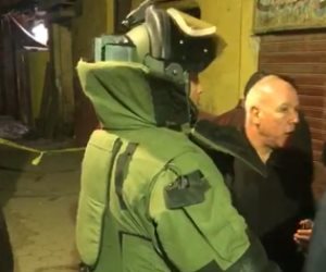شاهد.. رجال المفرقعات يمشطون منزل إرهابي الدرب الأحمر