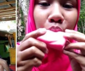«أغرب وحم في الدنيا».. إندونيسية تأكل صابون خلال حملها