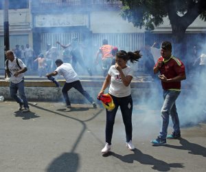 العالم في صور.. فنزويلا مشعلة وقتلى جدد والأمير هارى في المغرب 