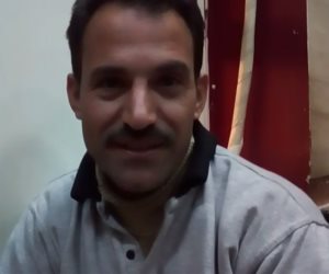بطل حادث القطار.. عامل بدرجة إنسان في محطة مصر (فيديو)