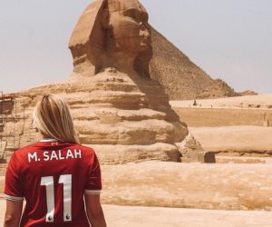 تزور أزقة وشوارع القاهرة حبًا في صلاح.. عاشقة المو تروج للسياحة المصرية