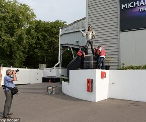 متحف بريطاني  يزيل تمثال مايكل جاكسون.. تعرف على السبب 