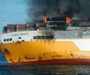 تهدد بكوارث بيئية واقتصادية كبرى.. اليمن تسابق الزمن لتعويم السفينة النفطية الغارقة "ديا"