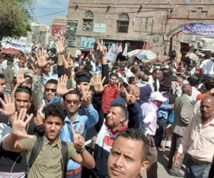 تعز اليمنية تتحرك ضد مليشيات الحوثي.. تظاهرة حاشدة للمطالبة باستكمال التحرير