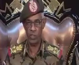 تنحى بن عوف رئيس المجلس العسكرى بالسودان.. والبرهان يتولى المهام