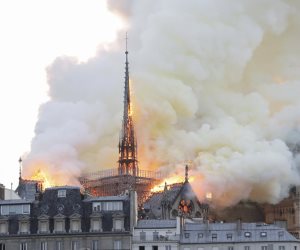 10 فيديوهات تحكي اللحظات الأخيرة في حياة برج كاتدرائية نوتردام باريس