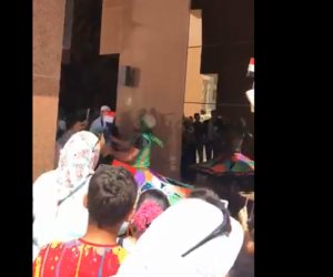 احتفالات شعبية وتنورة.. المصريون في دبي يشاركون في الاستفتاء (فيديو)