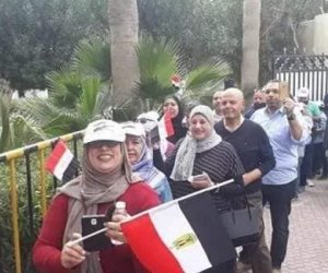 بالإعلام والزي الموحد.. طوابير في الخليج على لجان استفتاء التعديلات الدستورية (صور)