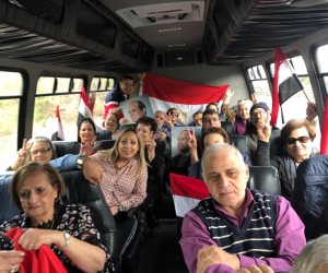 شاهد.. أتوبيسات تقل المصريين في نيوجيرسي إلى نيويورك للتصويت في الاستفتاء (صور)