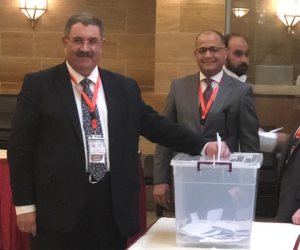 وسط عشرات المصريين.. قنصل مصر بجدة يدلي بصوته في الاستفتاء على التعديلات (صور)