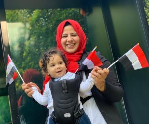 المصريون يحتفلون أمام سفارتهم في الكويت بالاستفتاء على التعديلات الدستورية (صور) 