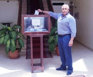 سفير مصر في مسقط يدلي بصوته بالاستفتاء على التعديلات الدستورية