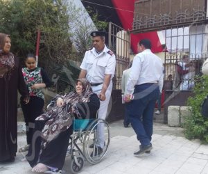 رجال الشرطة يساعدون كبار السن في الإدلاء بصوتهم باستفتاء التعديلات الدستورية (صور) 