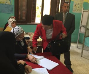 وزيرة البيئة تدلي بصوتها في الاستفتاء على التعديلات الدستورية