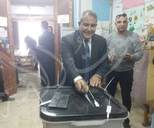 طاهر أبو زيد يدلي بصوته في استفتاء الدستور (صور)