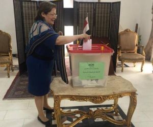 سفيرة مصر بالبحرين تشارك في الاستفتاء على التعديلات الدستورية (صور)