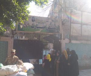 قبل فتح اللجان.. توافد الناخبين على لجان التصويت بمدرسة علي مبارك (صور)