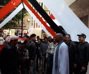 المواطنون يحتشدون أمام اللجان الانتخابية بشبرا الخيمة
