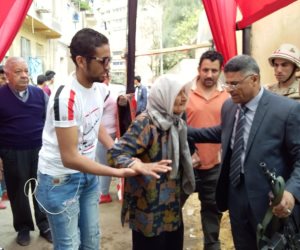 كبار السن يتوافدون على لجان شبرا للإدلاء بأصواتهم في الاستفتاء (صور)