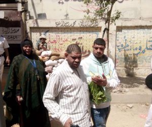 مسنة تصطحب أولادها من ذوي الاحتياجات الخاصة خلال مشاركتها في الاستفتاء (صور)