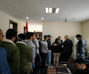 الشباب المصري يزين سفار مصر ببكين فى اليوم الثاني للتصويت على الدستور (صور)