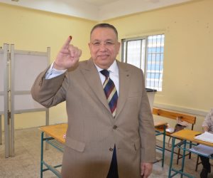 وكيل أول البرلمان يدلي بصوته في الاستفتاء بمصر الجديدة (صور)