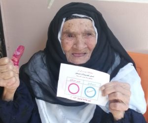 أكبر معمرة بالشرقية 106 أعوام تدلي بصوتها في الاستفتاء (صور)