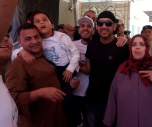 عصام كاريكا يجوب شوارع المنيل بمسيرة لحث المواطنين على المشاركة في الاستفتاء (صور)