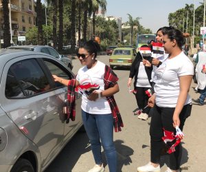 المرأة كل المجتمع.. فتيات يوزعن الأعلام على المواطنين خلال الاستفتاء