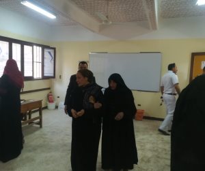 قاضي يستقبل سيدة مسنة لمساعدتها في لجنة بمركز الصف