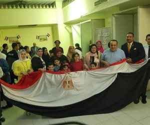 مصريون يلتفون حول العلم المصري قبل الاستفتاء علي التعديلات الدستورية