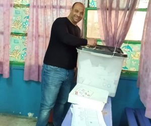 هشام حنفي ووليد صلاح الدين يدليان بصوتهما في الاستفتاء الدستوري (صور)
