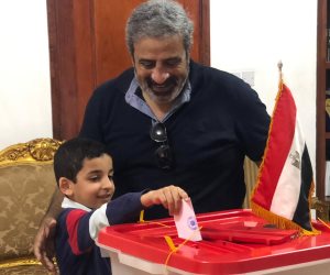 الجالية المصرية بالبحرين تشكر السفارة علي حسن تنظيم لجان الاستفتاء على الدستور