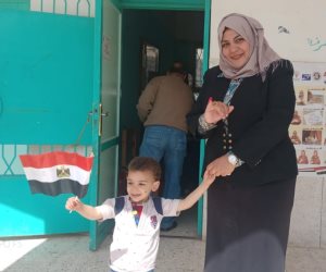 أول مأذونة في مصر والوطن العربي بعد الإدلاء بصوتها: تحيا مصر بجيشها (صور)