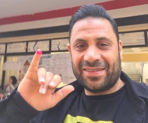 نجم الأهلي السابق يدلي بصوته في الاستفتاء على الدستور