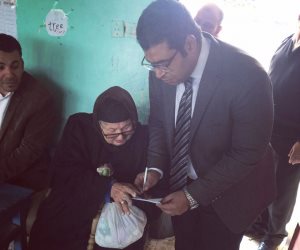 مسنة مريضة عمرها 90 عاما تحرص على المشاركة في استفتاء التعديلات الدستورية بالشرقية