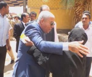 لم يمنعها العكاز.. سيدة تقطع مئات الكيلو مترات للمشاركة باستفتاء الدستور