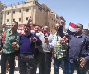 «علامات نصر الحبر الفسفوري» تتحدى الإرهابية في لجان الاستفتاء (صور) 