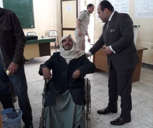 قاضي يساعد رجل قعيد في الاستفتاء على التعديلات الدستورية بالقليوبية (صور)