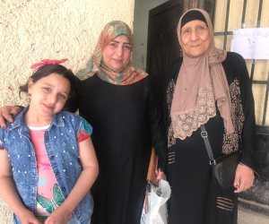 3 أجيال في مهمة وطنية.. أم وفتاة وجدة يشاركن في الاستفتاء على التعديلات الدستورية (صور )