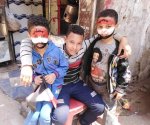أهالى البساتين يلونون وجوه الأطفال بعلم مصر احتفالا بالاستفتاء على التعديلات الدستورية (صور) 