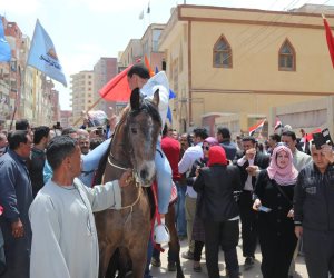 بالطبول والخيول.. الناخبون يتوافدون على لجان الاستفتاء في كفر الشيخ (صور)