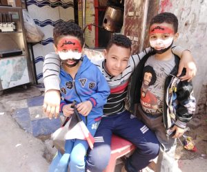 أهالي البساتين يحتفلون بالمشاركة في الاستفتاء برسم علم مصر علي وجوه أطفالهم 
