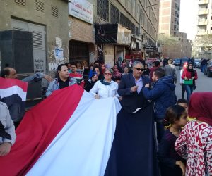 "شباب القليوبية"تنظم مسيرة بعلم مصر طوله 50 متراً بالقناطر الخيرية للمشاركة في الاستفتاء ( صور )